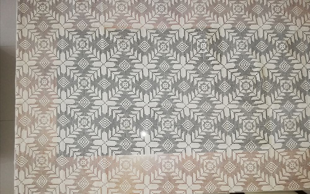 Toalha em renda feita à mão, outras toalhas e naperons feitos à mão.