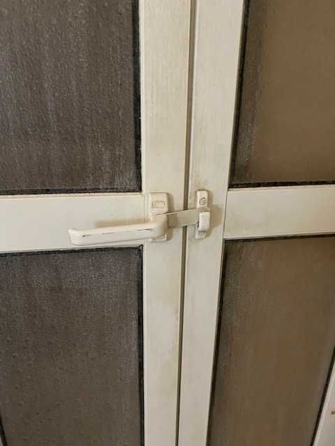 Porta de alumínio ( duas meias portas) com vidro em acrílico fosco