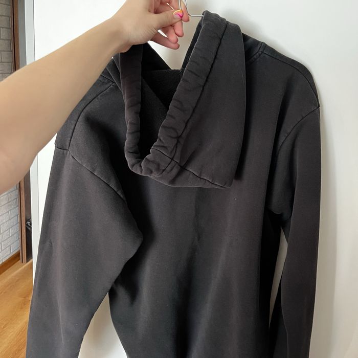 czarna zwykła bluza z kapturem kangurka