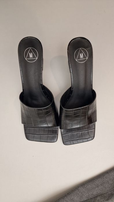 Klapki mule na obcasie czarne motyw zwierzęcy wąż panterka zebra