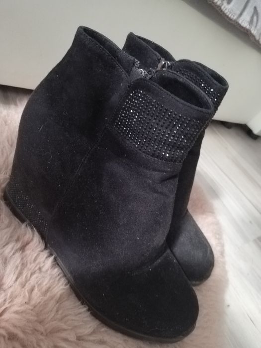 Zamszowe buty na koturnie