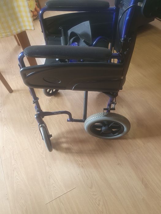 Cadeira de rodas ( ofereço almofada anti escaras para cóccix e orelha