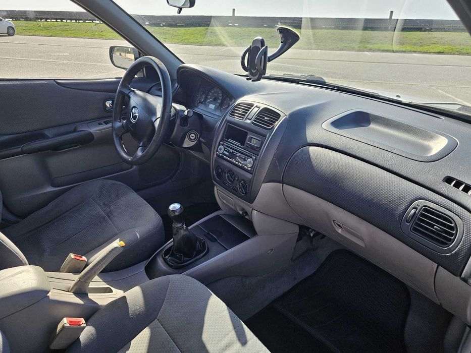 Carro Mazda 323F gasolina