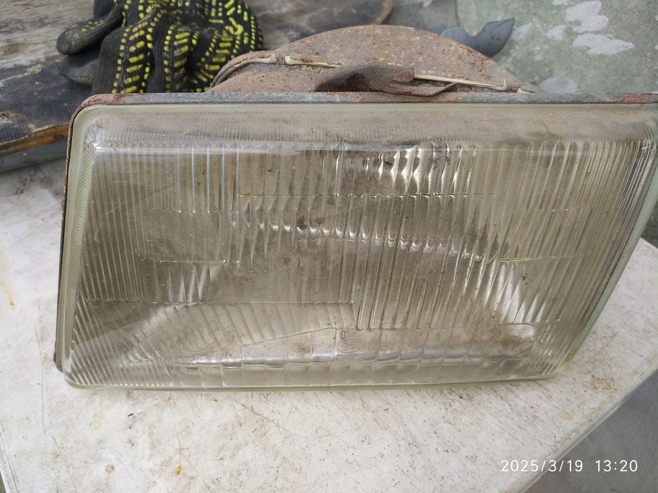 Передня ліва і права фара