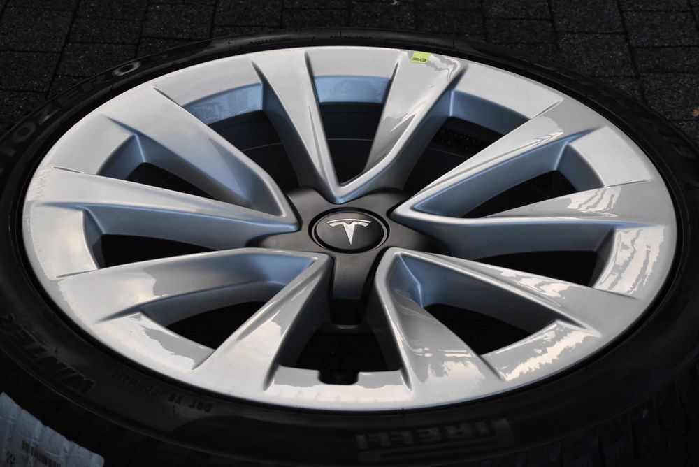 Koła Zimowe Tesla Model 3 19" 8,5 ET 40 2024 Nowe Pirelli Sottozero 3