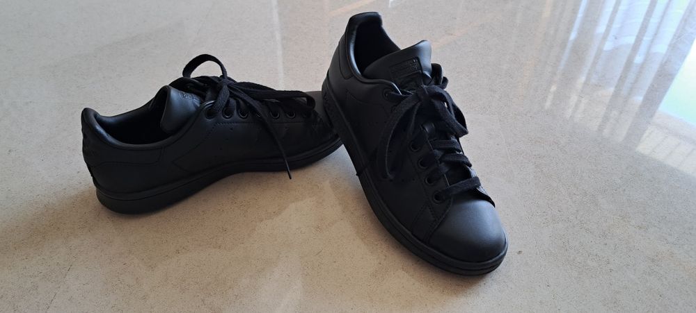 Ténis Adidas pretos Stan Smith.