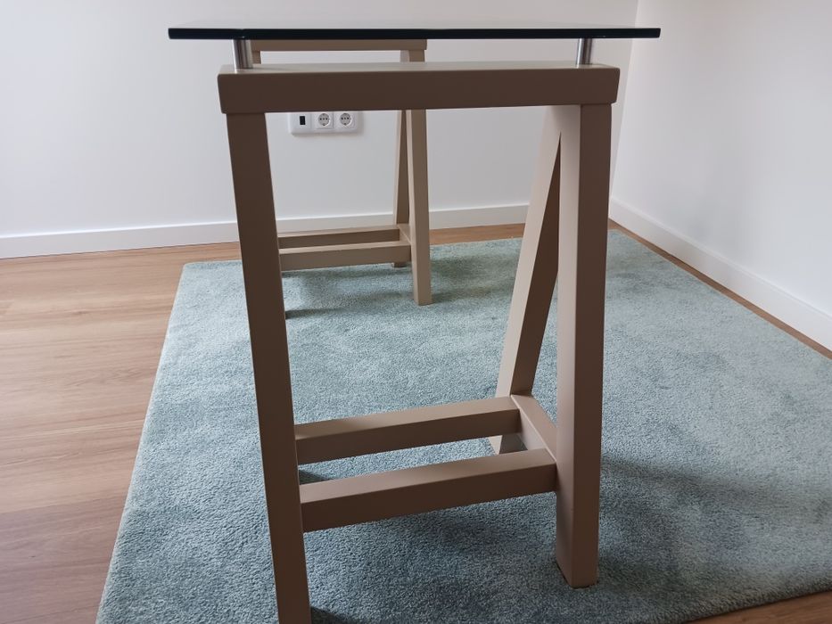 Mesa de escritório com tampo em vidro transparente