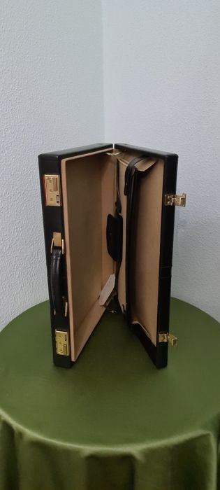 Pasta em pele genuína.