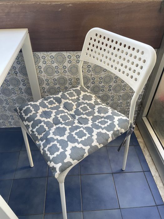 Conjunto de Mesa branca c/2 cadeiras
