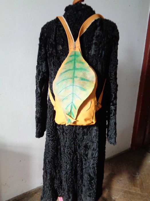 Artystyczny skórzany plecak z liściem.  Handmade