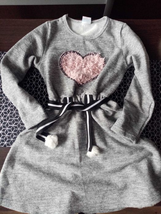 Piękna ciepła sukienka dziewczęca