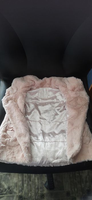 Жилеточка пудровая на 4-5 лет.