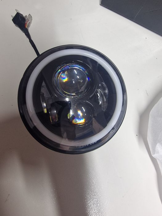 farol dianteiro de LED circular com tecnologia "Angel Eyes