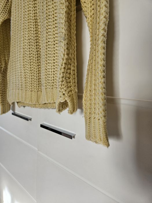 Pastelowy żółty sweter Reserved