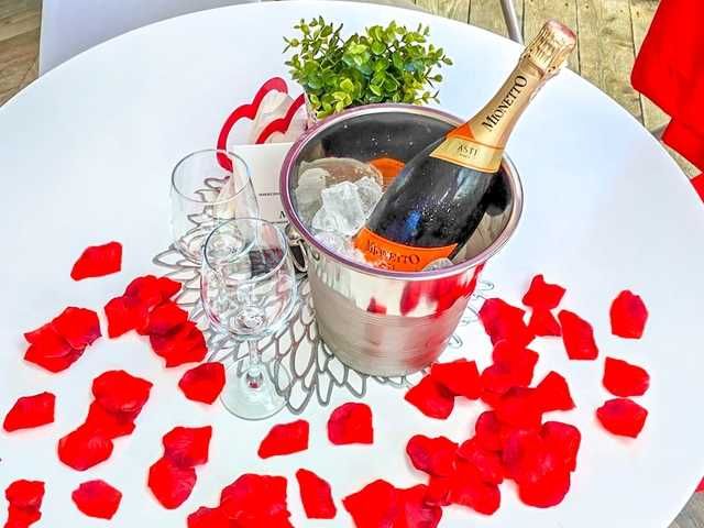 Domek dla dwojga na romantyczne Walentynki - róże, JACUZZI, szampan