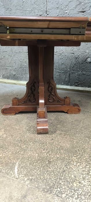 Drewniany stół w stylu Ludwika Filipa