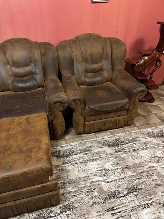 Продам угловой диван с креслом.