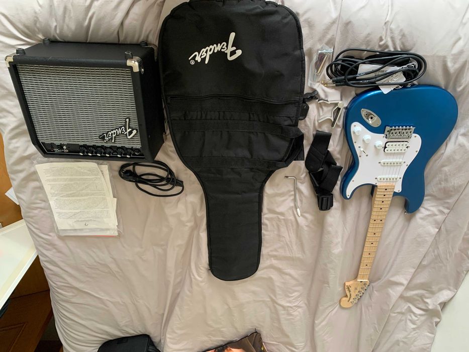 Squier Affinity Stratocaster HSS Pack c/afinador, transpositor, etc...