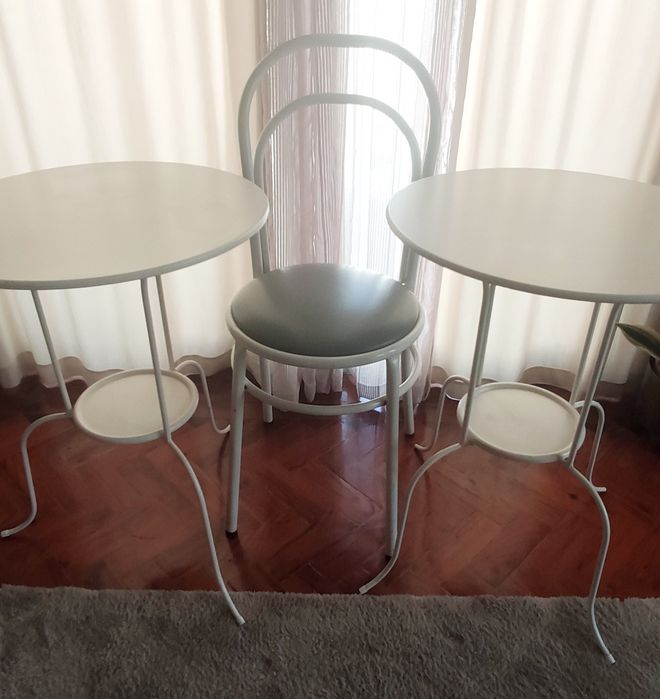 Cama de ferro com mesas e colchão