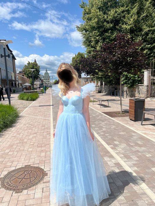 Випускна блакитна сукня