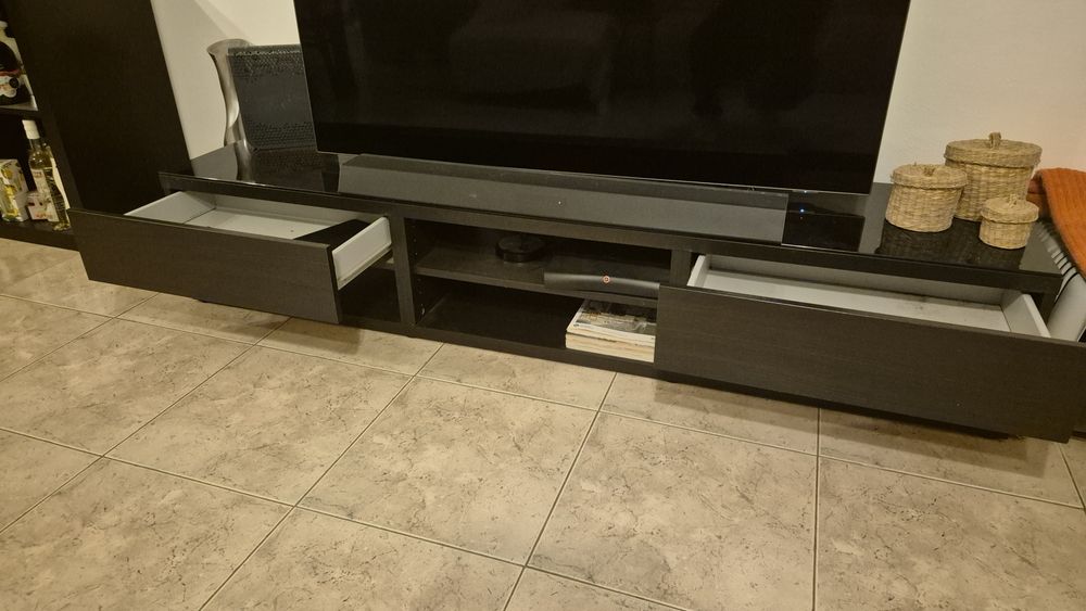 Móvel TV IKEA preto com base em vidro