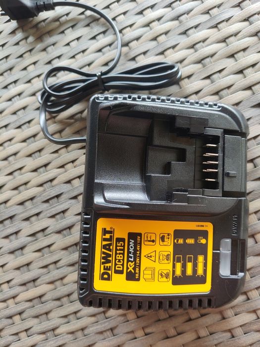 Зарядний пристрій DeWALT DCB115 (новий)