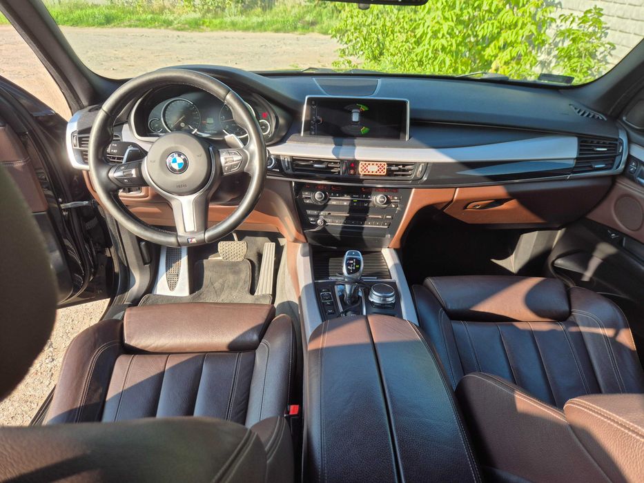 BMW X5 M50D - Polski salon