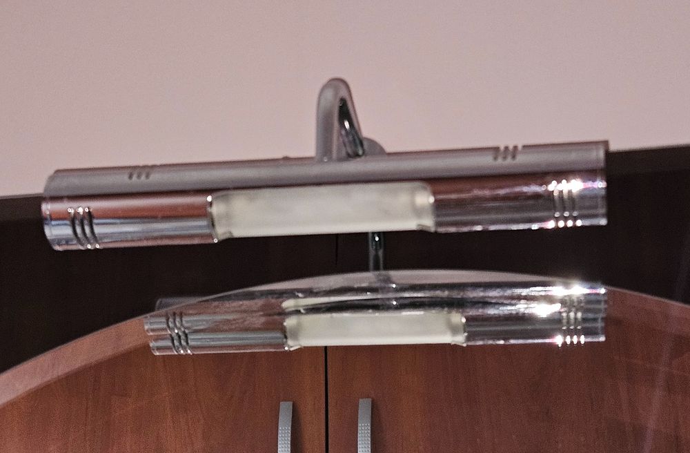 Elegancka lampa na lustro