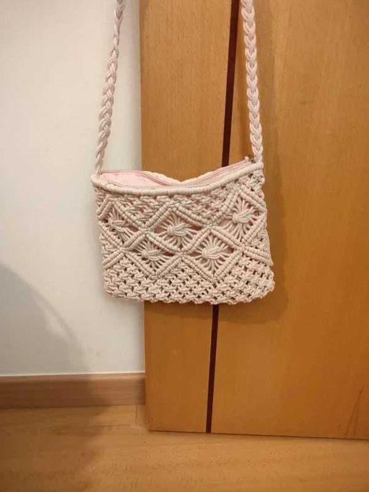 Bolsa de ombro em croché estilo boho
