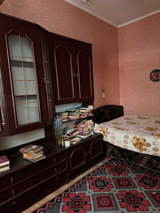 Продається двокімнатна квартира з двором, гаражом та городом