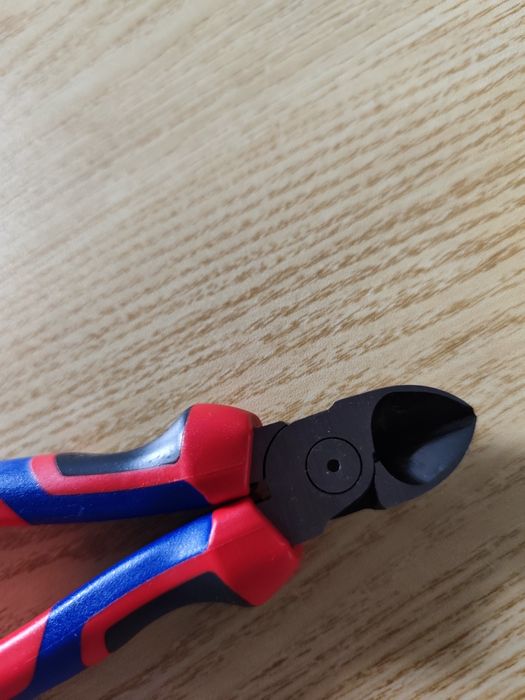 Szczypce boczne KNIPEX