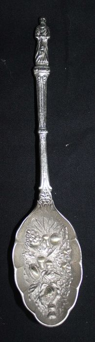 Colher antiga de metal, colher de sobremesa ou para servir frutas.