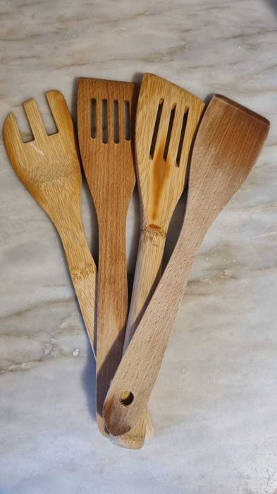 Conjunto de utensílios de cozinha em madeira com suporte, resistente, em bom estado, e prontos a usar.
