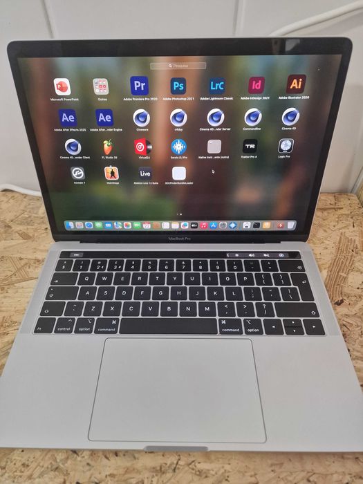 MacBook Pro TOUCH BAR 2019 i7 16gb ram com varios programas.