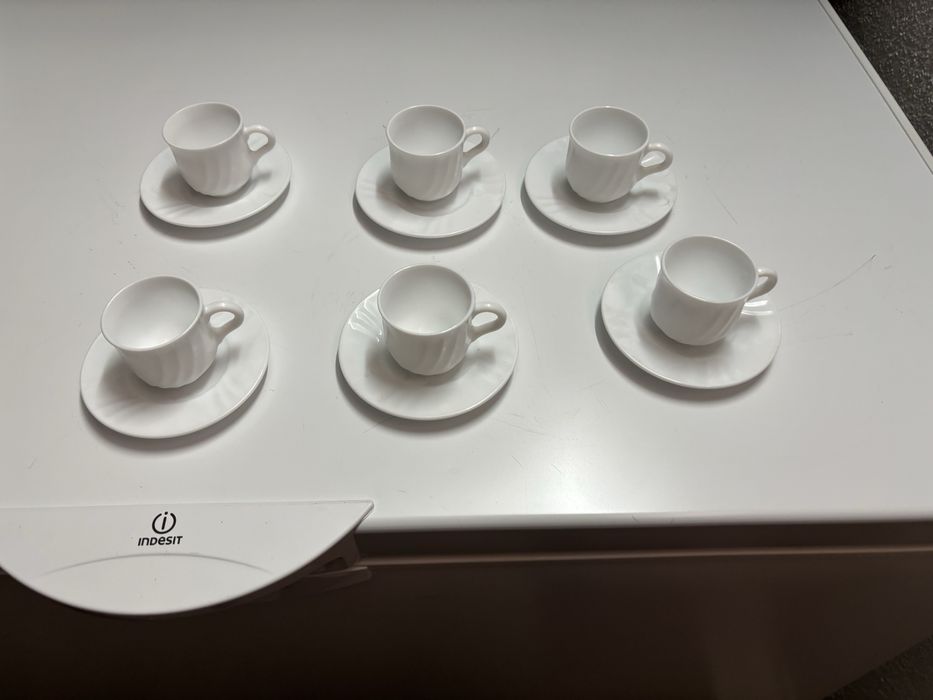 Seis chavenas com os respectivos pires novas