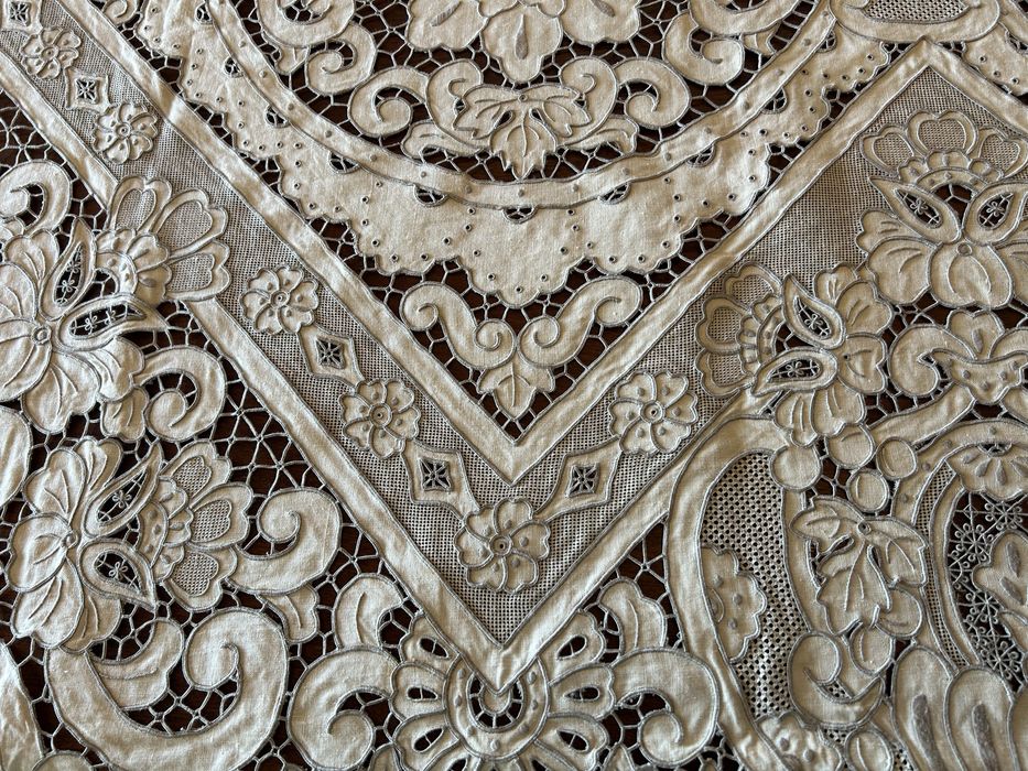 Toalha bordado Madeira Linho creme bordado a seda