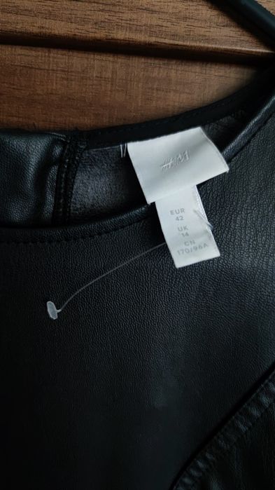 Sukienka z imitacją skory