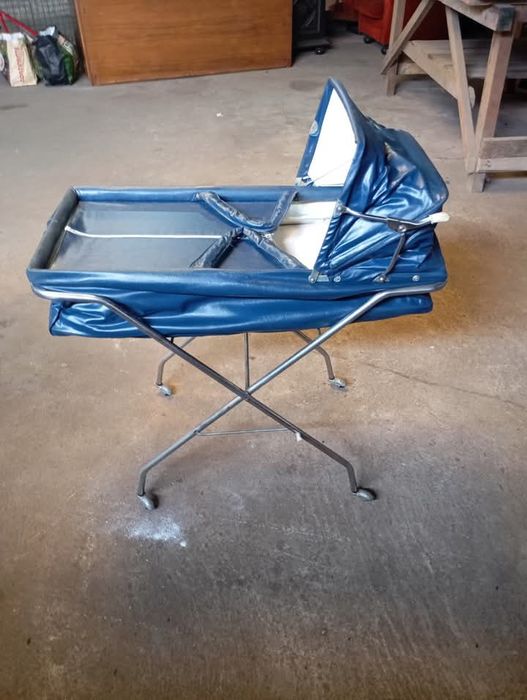 Vendo este carinho de bebe antigo muito bonito bom estado