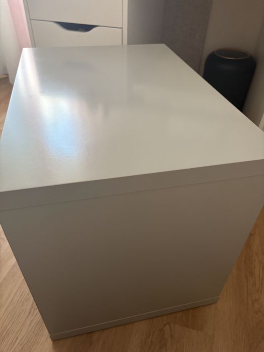 Cómoda cinzenta e branco