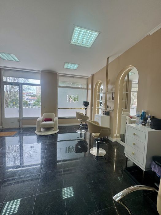 Alugo espaço para trabalho/ Salão