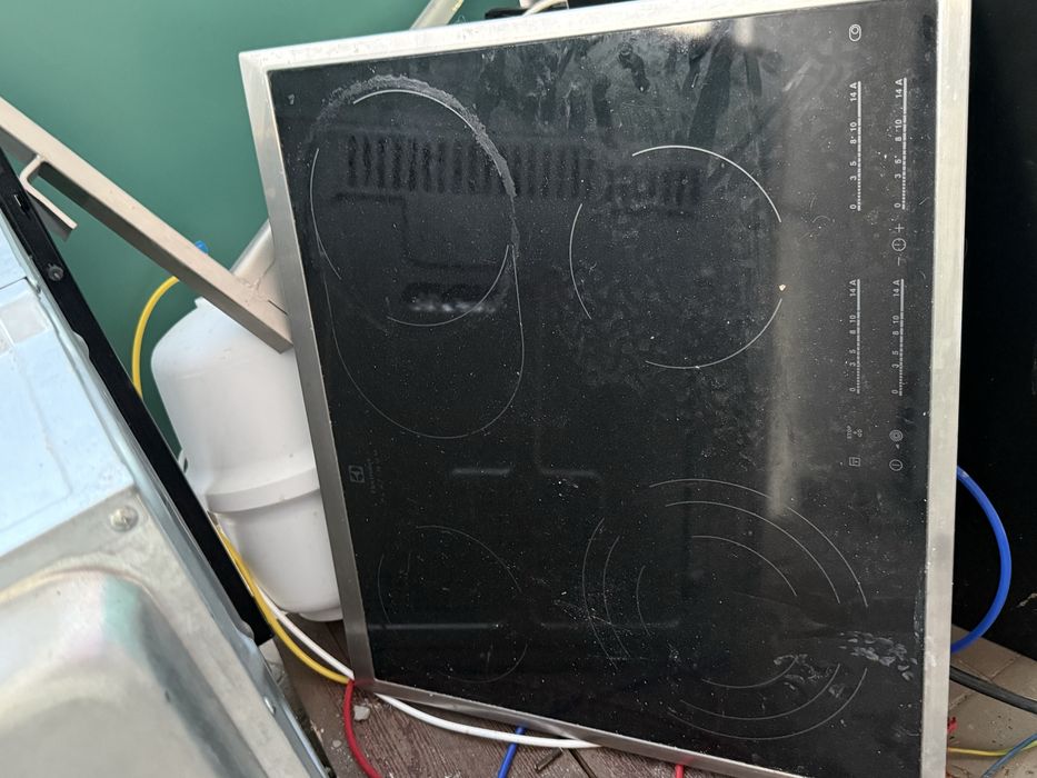 Вбудована варочна поверхня Electrolux (склокераміка)