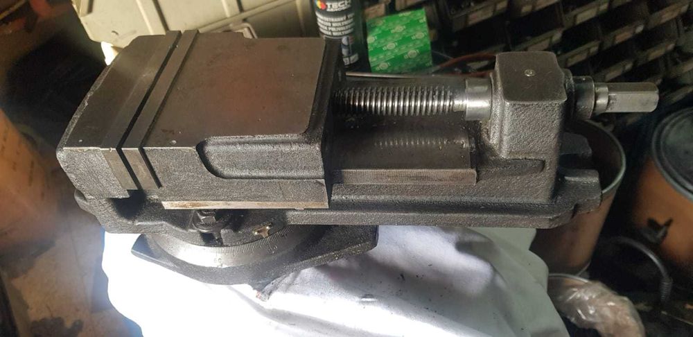 Prensa para máquina de furar ou fresar, com escala rotativa