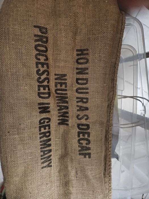 Sacos de café em serapilheira