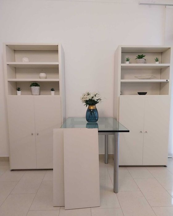 Duas Estantes e Mesa metálica com vidro temperado