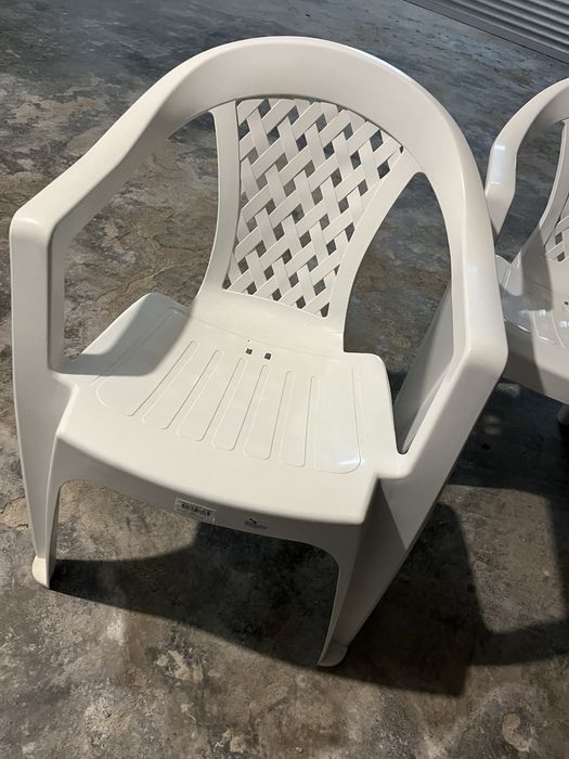 Duas cadeiras plastico brancas para varanda