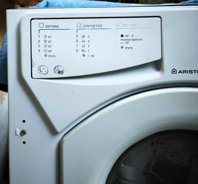 Máquina de Lavar Secar Roupa Ariston encastrar ( entrega )