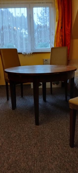 Drewniany okrągły stół