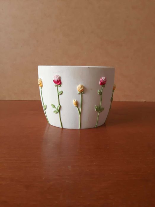 Biała ceramiczna osłonka na doniczkę | wzór kwiatki (ręcznie malowane)