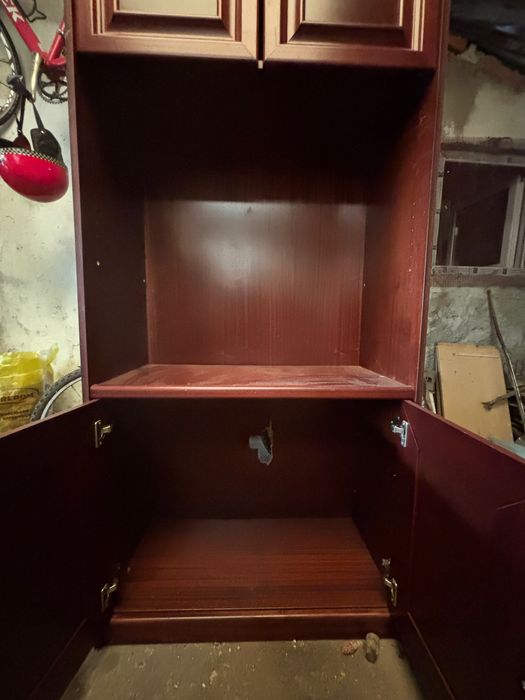 Armário de madeira com 4 portas e espaço para mais