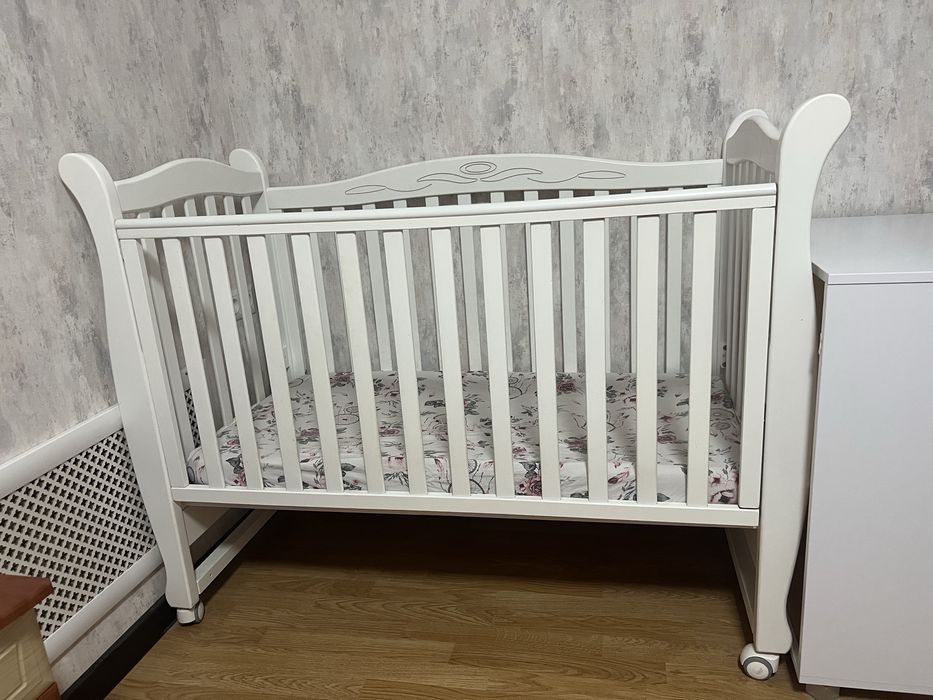 Десткая кроватка+матрас+наматрасник+простыни+ бортики